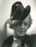 Fb, Porträtt av kvinna i hatt. Flor med moucher.