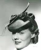 Fb, Porträtt av kvinna med hatt. Ljusbrun baku, brunt sammetsband, brunt flor.