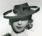 Fb, Porträtt av kvinna i mellanblå filthatt.