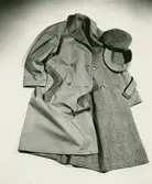 Två utställda kappor.