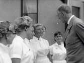 Kung Gustav VI Adolf besöker Kustsanatoriet Apelviken den 23 juni 1954 och här hälsar han på sjukgymnasterna. Artikel i samband med bilden publicerad i Varbergs Tidning 1954-06-23.