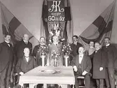 Gruppbild. Adolf Kindvalls bokhandels jubileum. Föregångare till Allan Lundgrens bokhandel.3:e från vänster: rådman Melin, 4:e från vänster: köpman Hjalmar Sjöberg, 9:e från vänster: köpman Mauritz P Lundh.