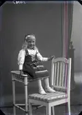 Flickporträtt, ateljefoto. Beställare är troligen Ragnar Andrén.