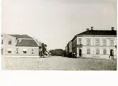 Torggatan mot öster. I byggnaden till vänster, i kv Apotekaren, låg aptoket inrymt. Till höger syns kvarteret Rådhuset. Stadsgata. 1890-tal.
