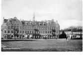Varbergs stadshus (stadshotellet). Kungsgatan. Vy från torget. Ett fåtal personer på torget och gatan.