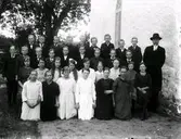 Konfirmandgrupp med prästen Bror Andersson, Tränshult, utanför kyrkan.