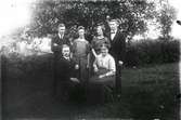 Karl Johansson, Anna-Greta, Ernst med fru, Johan och Maria. Troligen en släktbild tagen i en trädgård. Björsjö