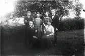Karl Johansson, Anna-Greta, Ernst med fru, Johan och Maria. Troligen en släktbild tagen i en trädgård. Björsjö