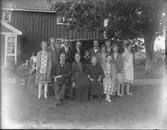 En grupp människor uppställda framför en bil 1928 i Björsjö. Främre raden från vänster: Elin Johansson, Karl och Albertina Josefsson (mormor till Elin), Maria (syster till Albertina), Julia (Eskeryd, Brohult). Bakre raden; Anna Bäckman, Axel Bäckman, Kalle Andersson (gift med Julia), Harry Andersson född 1923, Gustav Hansson Kindhult, Edit Hansson, Karl Axelsson, Judit (fästmö), Karl Johansson, Anna-Greta Johansson.