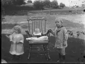 Barnporträtt/Babyporträtt. Gungstol. Sigurd Ekhult är troligen namnet på ett av barnen