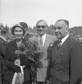 Sjösättning och dop av 120 M/T Bittencourt Sampaio. Kvinnan med blombuketten är fartygets gudmor. Mannen mitt i bild är Uddevallavarvets grundare och dåvarande VD Gustaf B. Thordén.