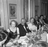 Sjösättningsmiddag för 124 M/T Astrid Elisabeth. Kvinnan som sitter främst med ansiktet mot fotografen, Hjördis Johansson, är svärmor till redaren och Uddevallavarvets grundare Gustaf B. Thordén. Han sitter längst till höger i bild.