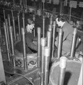 Arbete med cylinder till huvudmotor.