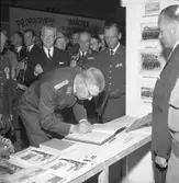 Kung Gustav den VI Adolf besöker varvet.