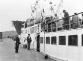 Båtutflykt till Göteborg i samband med det colombianska besöket. Gustaf B. Thordén med käpp på kajen.