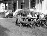 Vid societetssalongen på Gustafsberg, Uddevalla, i slutet av 1930-talet. 
