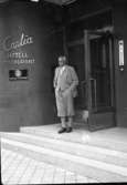 Axel Axelson Johnson på Hotell Carlias entrétrappa i augusti 1947