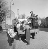 Ungdomar samlar in papper från hem i Uddevalla i april 1947. En lastbil transporterar tidningsbuntarna.