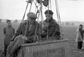 Två personer i korgen till en varmluftsballong på Flygets dag i Trollhättan, augusti 1947