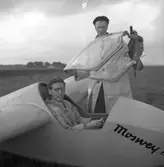 Glidflygplan av den schweiziska tillverkaren Moswey visas upp på Flygets dag i Trollhättan, augusti 1947