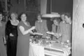 Vid tombolabordet hos Lottorna i Uddevalla, december 1949