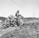 Bonde som plöjer med en Grålle och en tvåskärig plog. Grålle användes som benämning på en populär traktor av märket Ferguson
