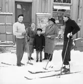 Möte mellan skidåkare och promenerande på gata i Uddevalla
