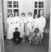 Lucia med tärnor, bagare, sotare, tomte och luffare(?) på Epidemisjukhuset Uddevalla år 1955