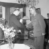 Borgmästare Hugo Westins 50-årsdag den 11 januari 1956. Gratulant överräcker gåva.