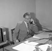 Gustaf Nyckel med kontorsgöromål inför fotbolls-VM på Rimnersvallen, Uddevalla, i juni 1958