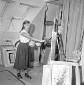 Konstnär Ulla-Britta Emitslöf-Dejmo i sin ateljé hösten 1958