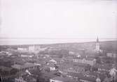 Utsikt från vattentornet över Lidköpings centrum med kyrkan. 
Enligt text som medföljde bilden: 