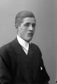 Enligt fotografens journal nr 4 1918-1922: 