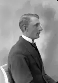 Enligt fotografens journal nr 4 1918-1922: 