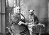 Ateljéfoto på fru Helmer, Villa Corona, Lyckorna, med sin hund