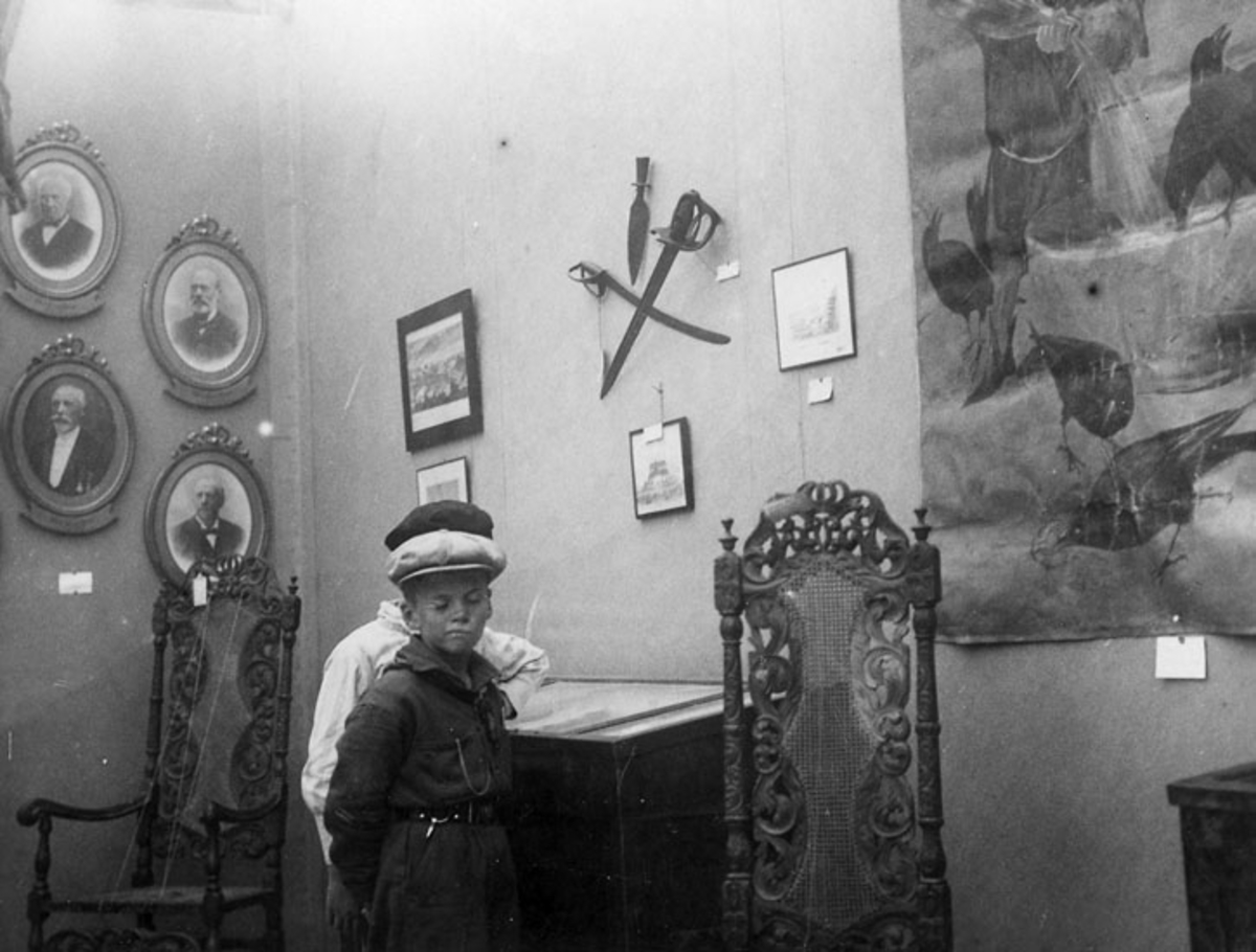 Johan August Andersson, Boys visiting exhibition at Uddevalla Museum