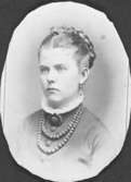 Amanda Charlotta Olsson f. Olsson (1850-1940) porträtterad i sin brudklänning