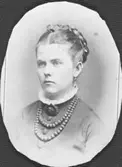 Amanda Charlotta Olsson f. Olsson (1850-1940) porträtterad i sin brudklänning