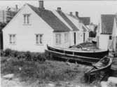 Skrivet på baksidan: Norge Ragaland Kastingeöy
Fiskarhus, bodar och båtar