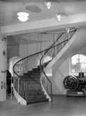 Fotograferat av: Burmeister o WainÂ´s museum - Köpenhamn - Danmark
Skrivet på baksidan: Fra museets hall, trappen som förer op til 1ste stokvärk i det gamle pakhus, hvori museet har til huse.