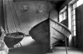 Skrivet på baksidan: Sunnbordland Landbruksmuseum, Stend. Foto 1956 
Hardanger 10-äring