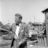 Skrivet på vidhängande papper: Vibro Jensen båtbyggeri. 
Olof Hasslöf med vrangbåge av stål.
Fotograferat av: Ole Crumlin - Pedersen
Fotot är taget: 1964-08-05