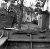 Fotot ät taget: 1958-11-12 - 1958-11-13
Skötbåt byggd av båtbyggare Arvid Engström 1901 för fiskare K. F. Juhlberg, båda från Vaxholm.
Stockholms högskolas kurs i båtuppmätning 12-13 Nov. 1958.