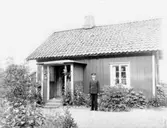 En man porträtterad framför bostadshuset, Rultane.