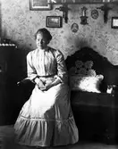 Kvinna i vardagsrum::