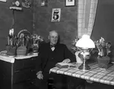 Man med bibel i hemmet