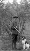 Jägare med bössa och hund