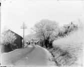 Vinterbild från Södra vägen, Uddevalla. Bebyggelse av låga trähus.