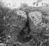 (Stereo karta XXII) Trappa mellan klippblock nära S:t Eriks grotta. 28 Augusti 1926.