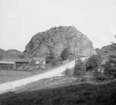 (Stereo karta XXI) Bergskant vid vägen i närheten av Berfendal. 12 September 1930.